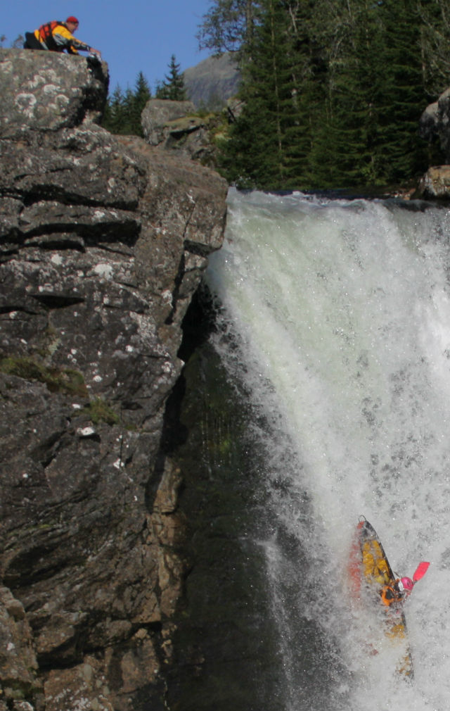 canoe kayak wildwater whitewater sabrina barm norway river waterfall sportscene 32 feet 10 meter Jordalenselvi