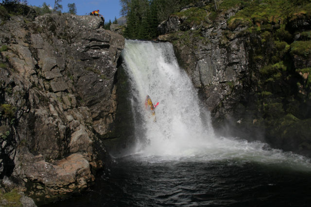 canoe kayak wildwater whitewater sabrina barm norway river waterfall sportscene 32 feet 10 meter Jordalenselvi